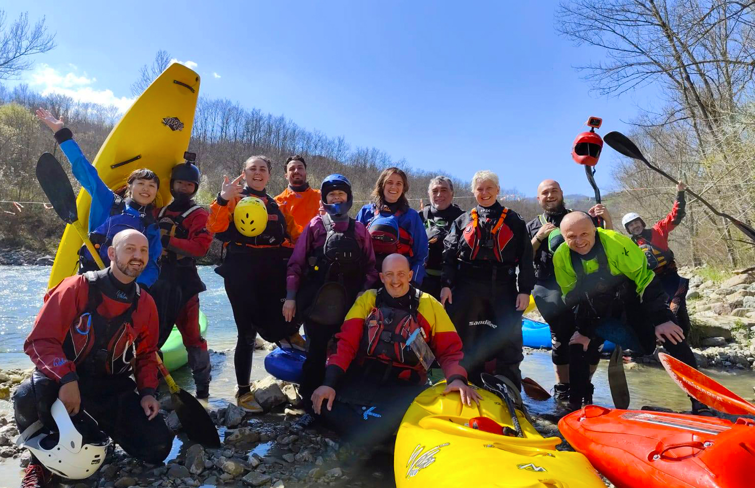 gruppo_in_canoa_saluta_2.jpg